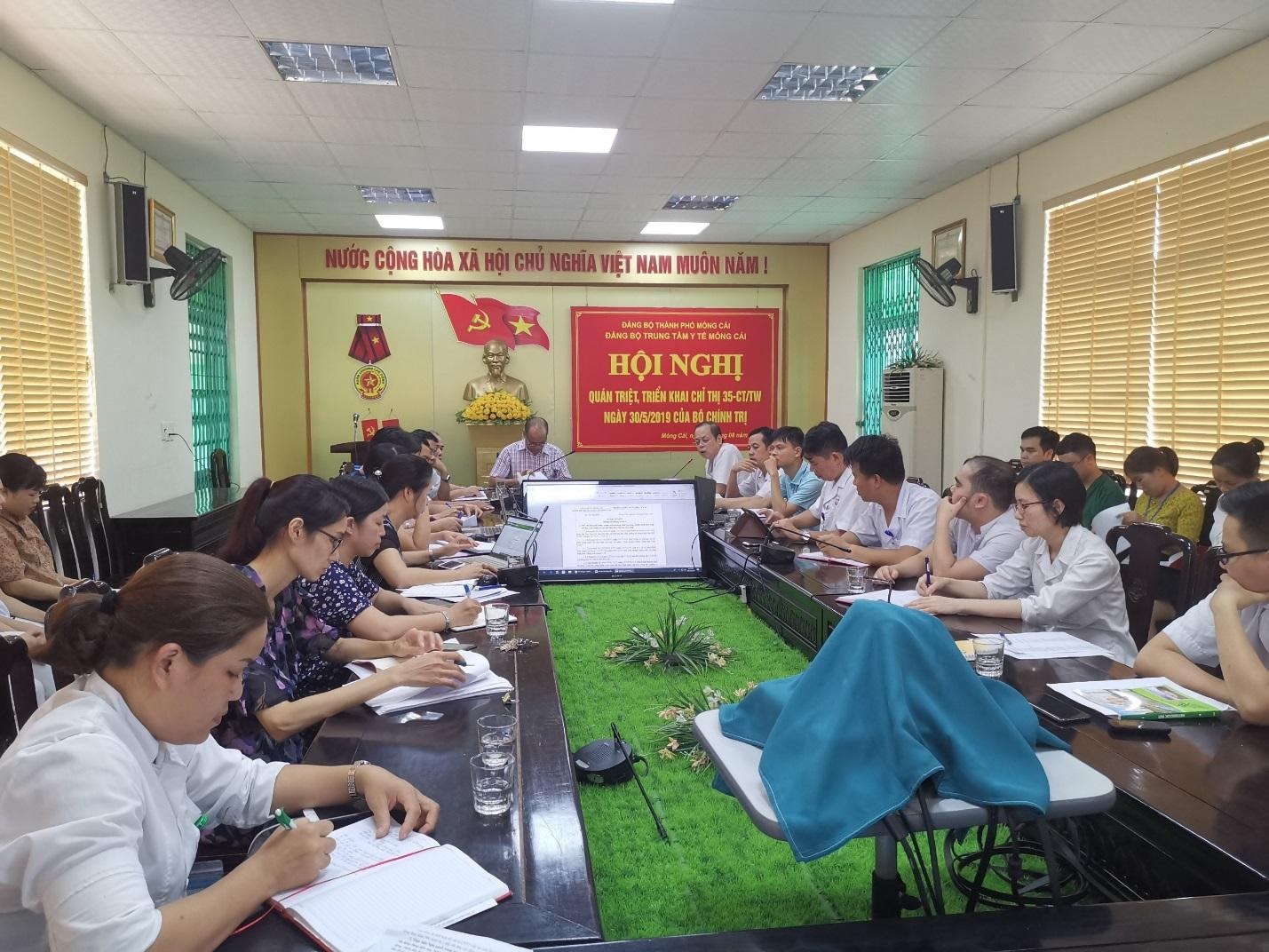 C:\Users\Hoang Gia\Desktop\VB ĐIỀU HÀNH CHUNG\TRUYỀN THÔNG GD-SK\ẢNH TƯ LIỆU\Quán triệt CT 13 về tổ chức ĐH Đảng các cấp\8d6a07cca19346cd1f82.jpg