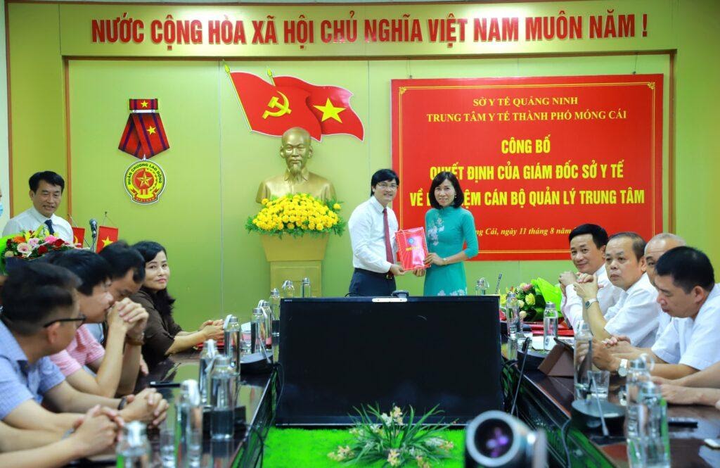 C:\Users\Hoang Gia\Desktop\TRUYỀN THÔNG GD-SK\NĂM 2020\THÁNG 8\Đồng-chí-Nguyễn-Trọng-Diện-GĐ-Sở-Y-tế-trao-quyết-định-luân-chuyển-công-tác-cho-Bs.CKI-Hoàng-Lưu-Lan-Anh-1024x665.jpg