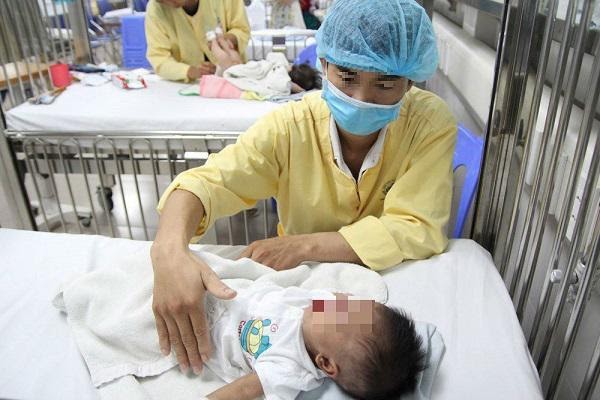 Bệnh nhi mắc cúm điều trị tại BV Nhi Trung ương. Ảnh minh hoạ.