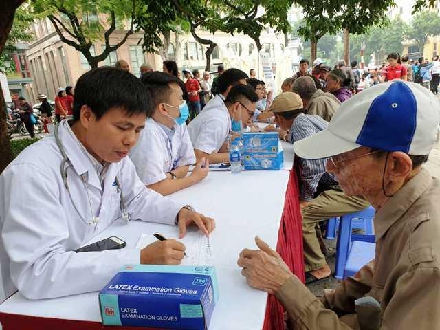 BS. Nguyễn Trọng Hưng tư vấn chế độ dinh dưỡng phòng bệnh đái tháo đường cho người dân tại Ngày hội thế giới phòng chống bệnh đái tháo đường năm 2018.