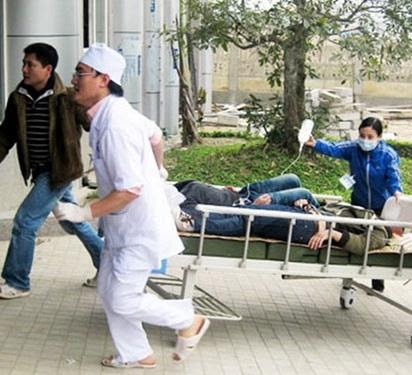 Cấp cứu bệnh nhân ngộ độc thực phẩm.