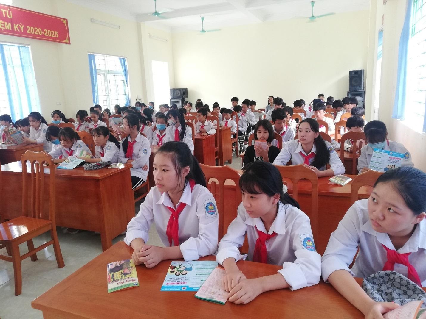 \\192.168.30.111\van ban dan so\Tin bài tảo hôn trường học\z2092355638745_4d3f64b7976c481f6b7b3b8dcbc83201.jpg