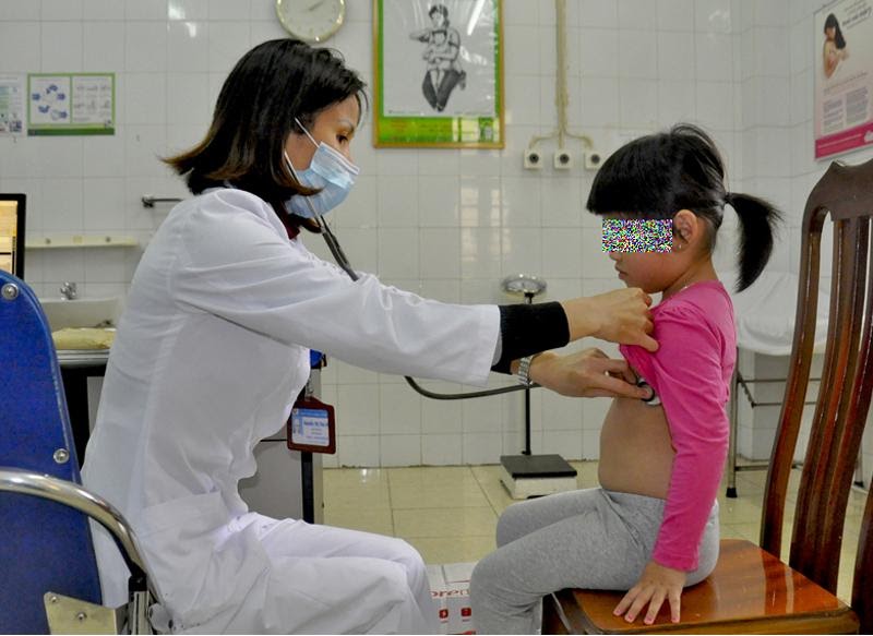 Mùa đông xuân, các bệnh cúm dễ bùng phát (trong ảnh; Khám bệnh cho trẻ tại Bệnh viện Đa khoa tỉnh)