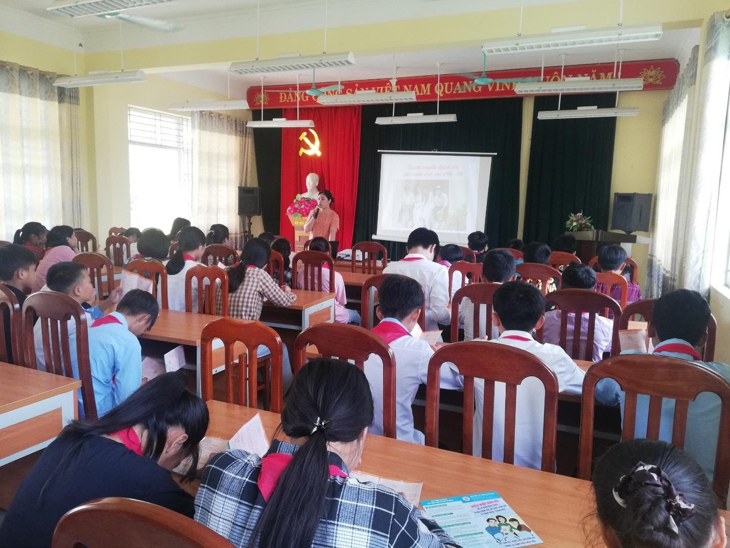 \\192.168.30.111\van ban dan so\Tin bài tảo hôn trường học\z2092356573570_467c60ff7959b1b4a9bd1e2ba421ab46.jpg